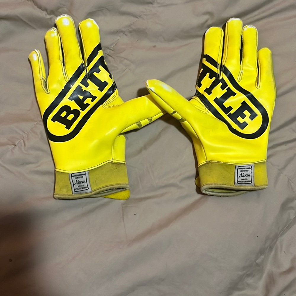 Battle Football Gloves Size M